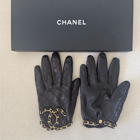 CHANEL Black Quilted Leather Gloves with Gold Chain Trim - Picture 4 of 7